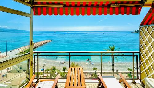 Un balcón con vista a la playa y al océano. en Appartement Le Schooner, en Roquebrune-Cap-Martin