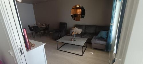un soggiorno con divano e tavolo di Panoramisk leilighet 2 a Bodø