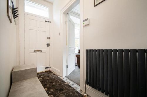 ein Flur mit einem schwarzen Heizkörper neben einer Tür in der Unterkunft Hornsea Holiday House in Hornsea
