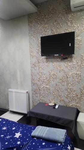 Formula1 في تبليسي: غرفة مع طاولة وتلفزيون على الحائط