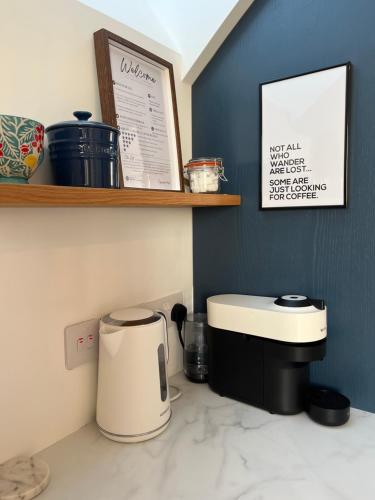 The Loft Curracloe, on Wexfords Coastal Scenic Route في ويكسفورد: مطبخ مع آلة صنع القهوة على منضدة