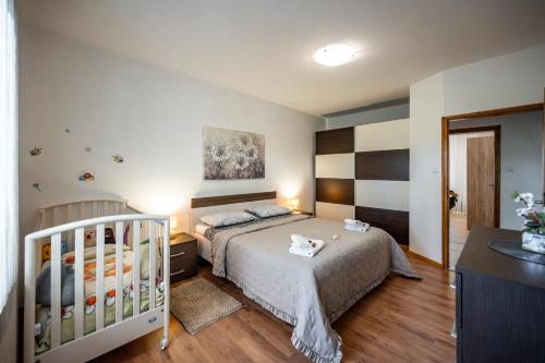 Postel nebo postele na pokoji v ubytování E-M Apartments with Private pool