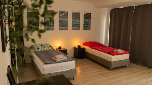 漢諾威的住宿－2 Zimmer Wohnung in Hannover，一间小卧室,配有两张床和椅子