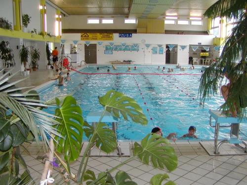 une grande piscine avec de nombreuses personnes dans l'établissement Menos, à Stronie Śląskie