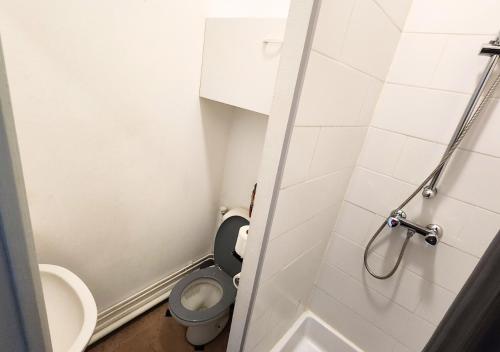 une petite salle de bain avec toilettes et lavabo dans l'établissement 1# Central'Tours TERRACOTTA- Hypercentre, à Tours