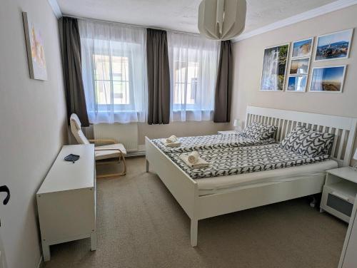 niewielka sypialnia z łóżkiem i biurkiem w obiekcie Haus im Hochtal w mieście Bad Bleiberg