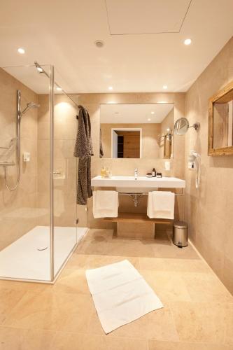 a bathroom with a sink and a shower at Hotel zur Post in Rohrdorf