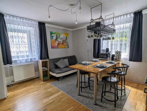 sala de estar con mesa de madera y sillas en Haus im Hochtal en Bad Bleiberg