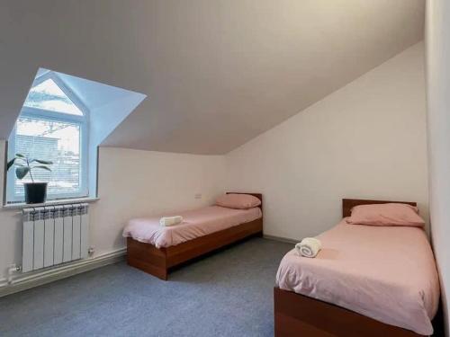 - une chambre avec 2 lits et une fenêtre dans l'établissement Sargsyans guest hause, à Bjni