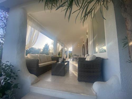Villa with private pool, amazing sea panorama and private gardenにあるシーティングエリア