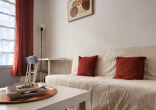 - un salon avec un canapé blanc et des oreillers rouges dans l'établissement 1# Central'Tours TERRACOTTA- Hypercentre, à Tours