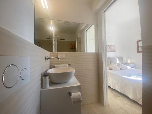 Villa with private pool, amazing sea panorama and private gardenにあるバスルーム