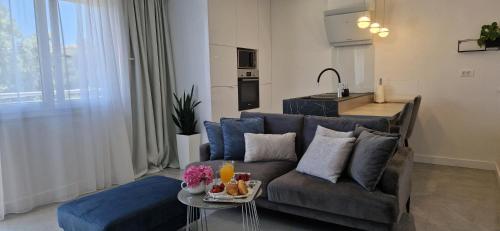 - un salon avec un canapé et une table dans l'établissement Luxury Apartment Galant 2, à Split