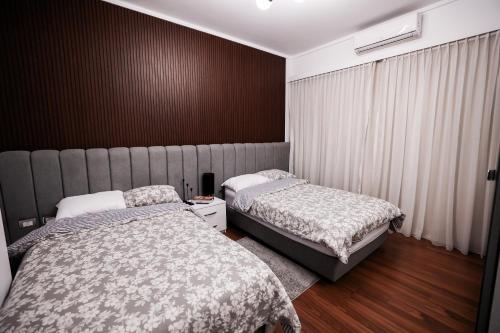 Un pat sau paturi într-o cameră la The Palm Terrace Penthouse 3BR - Palm Hills - 280 sqm