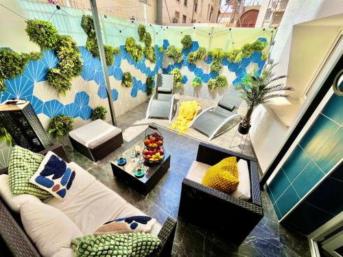 uma sala de estar com um sofá e uma mesa em Elegante Apartamento TRES COLORES em Alicante