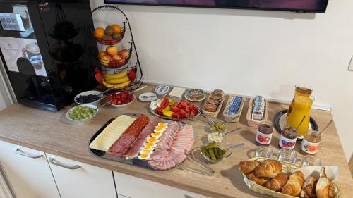 Une table avec de nombreux aliments différents sur un comptoir dans l'établissement Domačija Log v Bohinju, à Bohinjska Bistrica