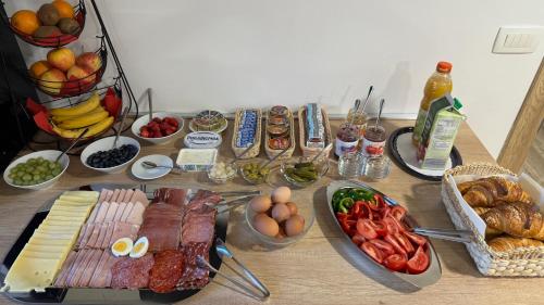 einen Tisch mit vielen verschiedenen Lebensmitteln in der Unterkunft Domačija Log v Bohinju in Bohinjska Bistrica