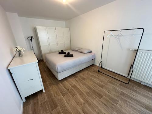 バニューにあるNid confortable près de Parisのベッドルーム(ベッド1台、鏡付)