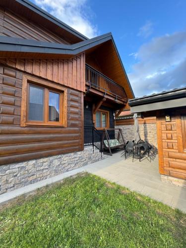 Casa de madera con patio y terraza en Drevenica Skye Terchová en Terchová