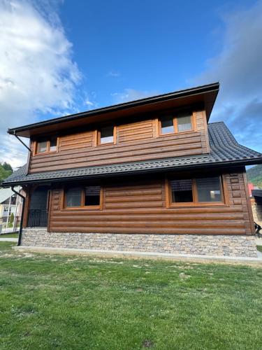 テルホヴァーにあるDrevenica Skye Terchováの木造の家