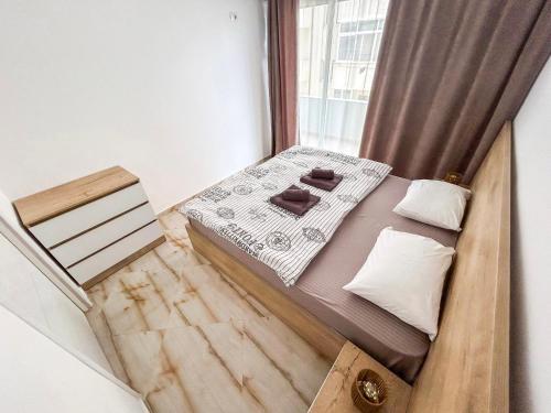 uma pequena cama num pequeno quarto com uma janela em Vacation 893 em Durrës
