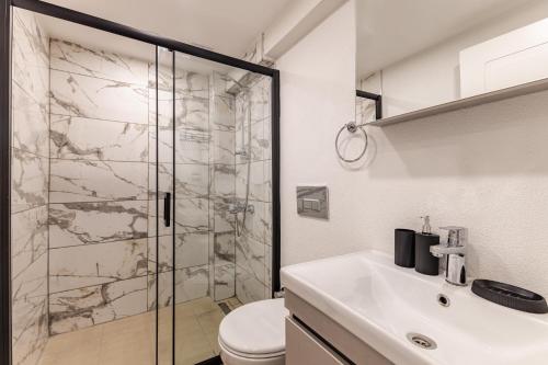 een badkamer met een douche, een toilet en een wastafel bij Disa Hotel & Apart in Istanbul
