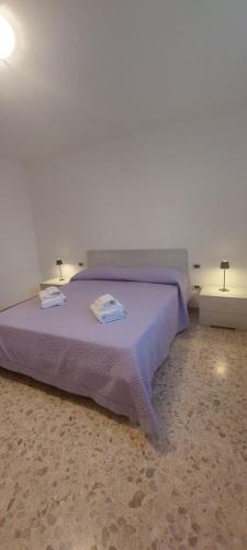 1 dormitorio con 1 cama de color púrpura y 2 lámparas en Casa MiDa vista panoramica sulla Maiella, en Castelfrentano
