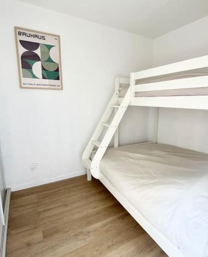 - un lit superposé blanc dans un dortoir avec une échelle dans l'établissement Superbe *Port Fréjus*Piscine*Lumineux* 5 personnes, à Fréjus