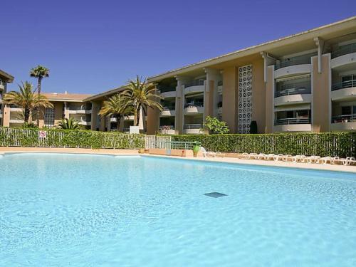 une grande piscine devant un immeuble dans l'établissement Superbe *Port Fréjus*Piscine*Lumineux* 5 personnes, à Fréjus
