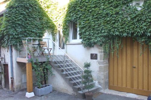 un escalier menant à une maison avec du lierre dans l'établissement Ces Jours À Pommard, à Pommard