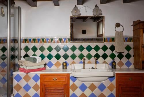 a bathroom with a sink and a mirror at Oripando Private Rooms in Granada