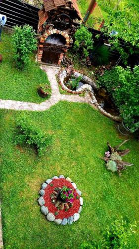 Taman di luar Apartmani GS ***** Zavidovici
