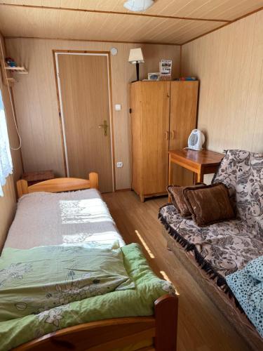 Piccola camera con letto e divano. di Domki Zewa a Orelec