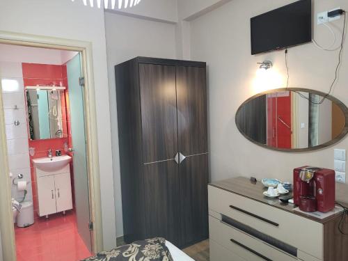 bagno con lavandino e specchio di Paraskevi's Luxury Studios a Párga