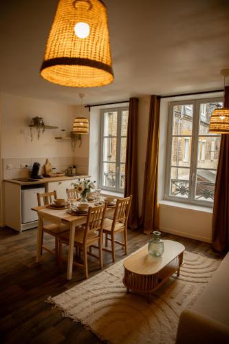une cuisine et une salle à manger avec une table et des chaises dans l'établissement La halte ducale #1, à Charleville-Mézières