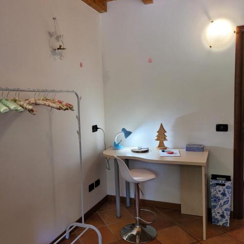 a room with a desk with a chair and a lamp at La Casa di Angi in Onore