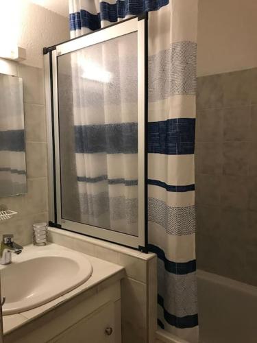 une salle de bain avec un lavabo et un rideau de douche dans l'établissement T2 Cabine St Lary Village au calme 4/5 pers 33m2, à Saint-Lary-Soulan