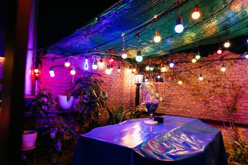 una habitación con una mesa con un montón de luces en New York Loft & Japanese Magic by V4SKIN en Bangkok