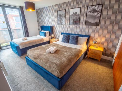 a bedroom with two beds in a room at Central Birmingham Apartment with Balcony & Netflix in Birmingham