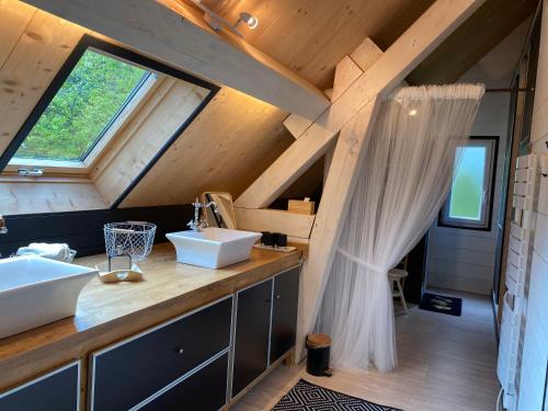 ein Badezimmer mit zwei Waschbecken und einem großen Fenster in der Unterkunft Le Gite De L'etoile Du Jour in Neung-sur-Beuvron