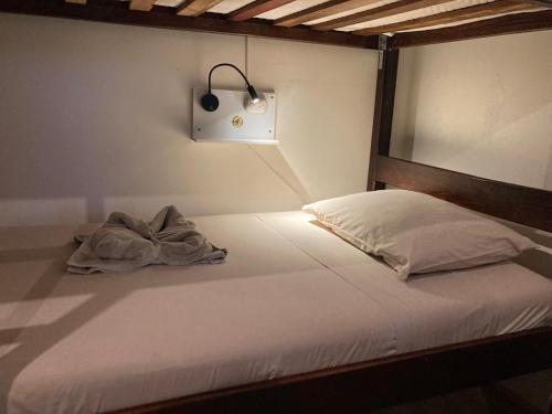 Katil atau katil-katil dalam bilik di TamaHostel & Glamping