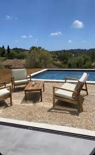 une terrasse avec des chaises, une table et une piscine dans l'établissement Maison Rayon de soleil, à Opio