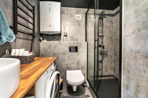 uma casa de banho com um chuveiro, um WC e um lavatório. em A tiny house with a garden and a hot tube em Pringi