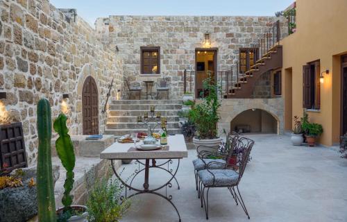 Uma área de estar em Spanish Knights Inn