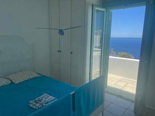 Postel nebo postele na pokoji v ubytování Elli s seafront pool villa, w/sandy beach in Kea, Cyclades