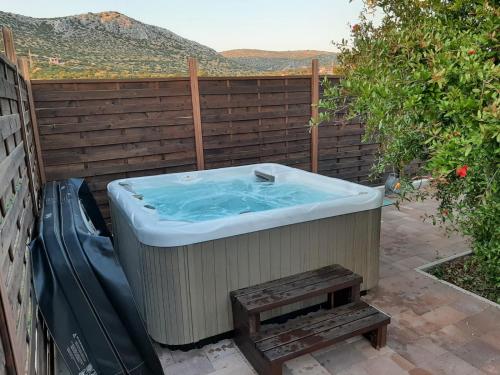 una bañera de hidromasaje en un patio trasero con una valla en Apartment Smilje, en Šibenik