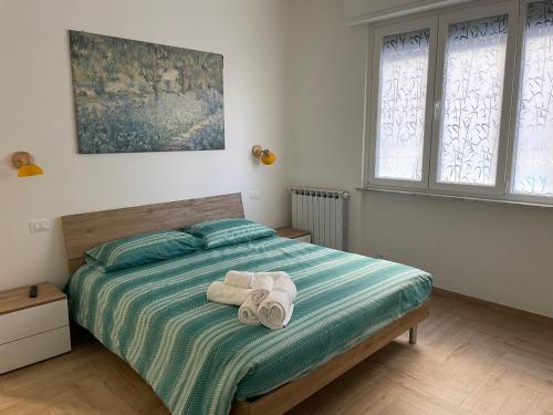 a bedroom with a bed with towels on it at LA CASETTA AL MARE in Savona