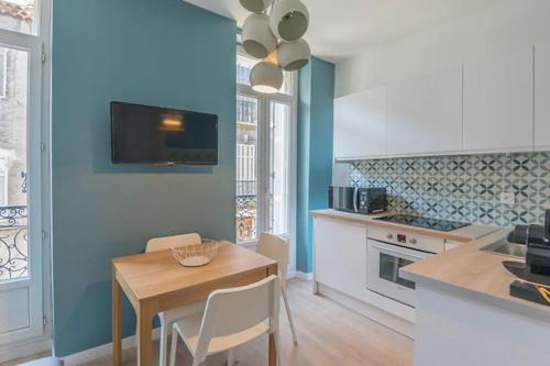 une cuisine avec une table et une salle à manger dans l'établissement Design & quiet appt - Parc Longchamp 4 sleeps, à Marseille