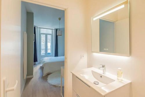 une salle de bain avec un lavabo et un miroir dans l'établissement Design & quiet appt - Parc Longchamp 4 sleeps, à Marseille