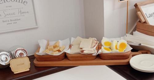 - un plateau en bois avec différents types de nourriture dans l'établissement Laetitia Guest House32, à Aversa